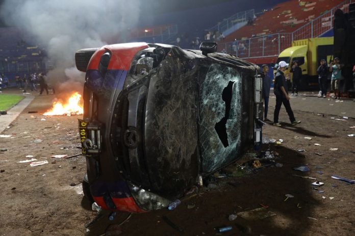 2TUYCUJGKNGUVOQWEPMFOVPNHE A damaged car is pictured following a riot after the league BRI Liga 1 soccer match between Arema vs Persebaya at Kanjuruhan Stadium, Malang, Indonesia, Oct 2, 2022, in this photo taken by Antara Foto. Antara Foto/H Prabowo/via REUTERS