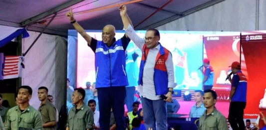 Opposition Lawmakers, Fish out of Water in the Wake of the Anwar Narrative, Fear Losing the Voters Even if Re-fielded. Pm Seen Here with Bn's Kemaman Candidate Tan Sri Raja Mohamed Affandi Raja Mohamed Noor. - Nmh Pic