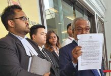 Tan Sri Shafee Abdullah Showing the Documents to the Media Reflecting the Improper Procedures by the Pardon Board - Nmh Pic