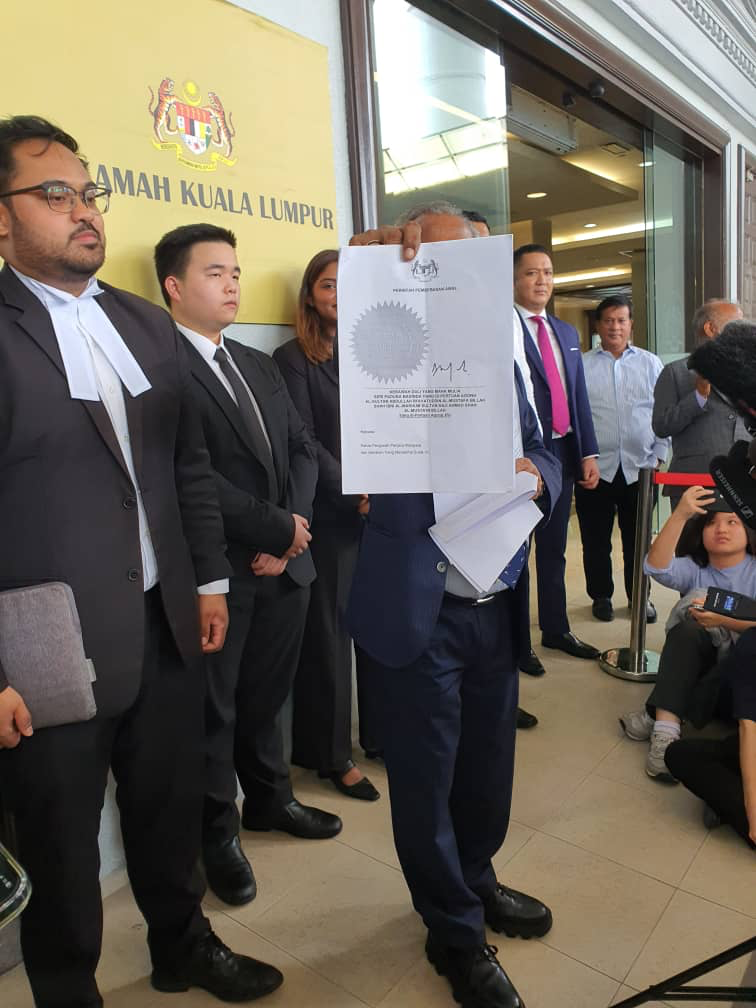 Pada Sidang Akhbar Baru-baru Ini, Peguam Ds Najib, Tan Sri Shafee Abdullah Telah Mengemukakan Sebuah Lagi Dokumen Yang Mengandungi Tandatangan Dan Cop Mohor Ydpa, Tetapi Tiada Tarikh Yang Menunjukkan Bila Dokumen Itu Ditandatangani