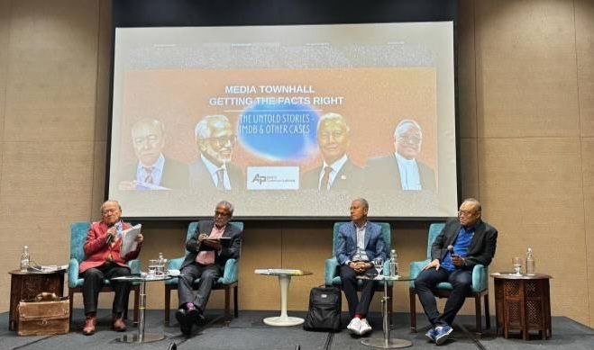 The first Media Townhall in the country featured four great legal consulting experts such as from the right Tuan Haji Kamarudin Ahmad Tan Sri Shafee Abdullah Tan Sri Azhar Harun and Tuan Adzly Manas