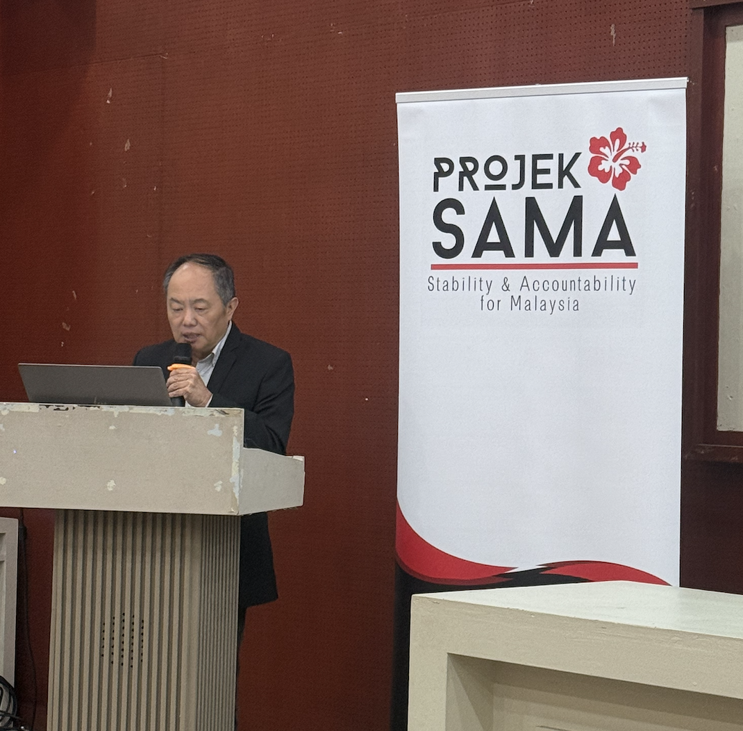 Thomas Fann, pengasas Projek SAMA (kumpulan pecahan BERSIH), ketika membentangkan taklimat media mengenai tinjauan terhadap permohonan pengampunan Najib Razak.