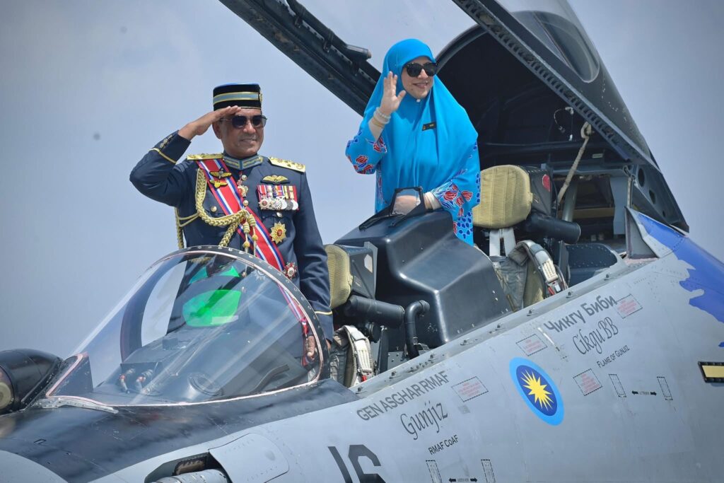 Rmaf2-farewell-nmh | Nmh Rmaf Chief, Tan Sri Asghar Khan, Bids a Final Farewell Alongside His Wife, Puan Sri Bibi, Aboard the Sukhoi Su-30mkm.