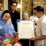 Air Mata Kasih Yang Tumpah Kerana Terharu Menerima Sebuah 'warkah Buat Negarawan' Yang Begitu Bermakna Di Kala Ini, Daripada Para Mahasiswa Yang Membesar Semasa Era Najib Razak.