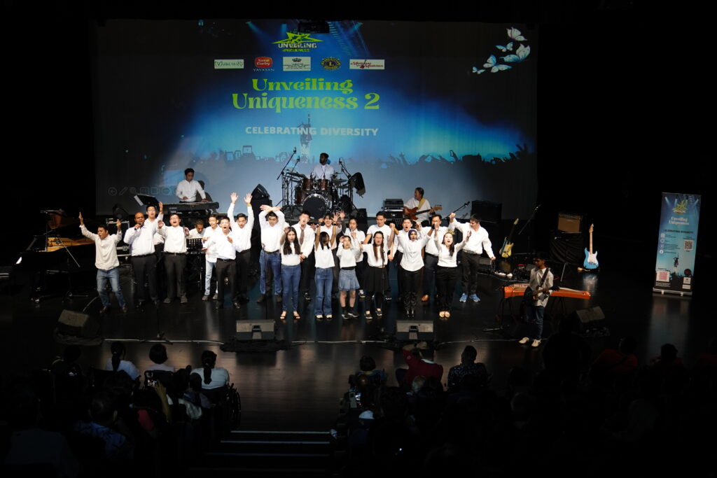 Kemeriah Unveiling Uniqueness 2 dimulai dengan nyanyian lagu 'Bohemian Rhapsody' beramai-ramai penuh semangat.