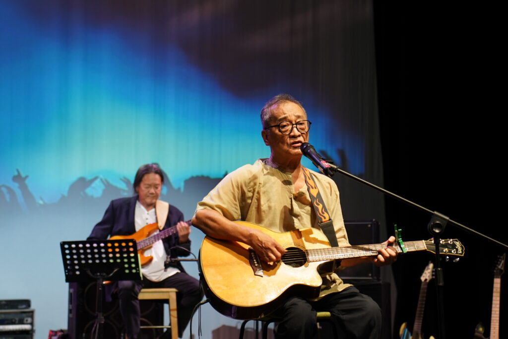 Frankie Tan — who has polio and is known for his country songs — performed “Forever Young” and got the crowd cheering. 