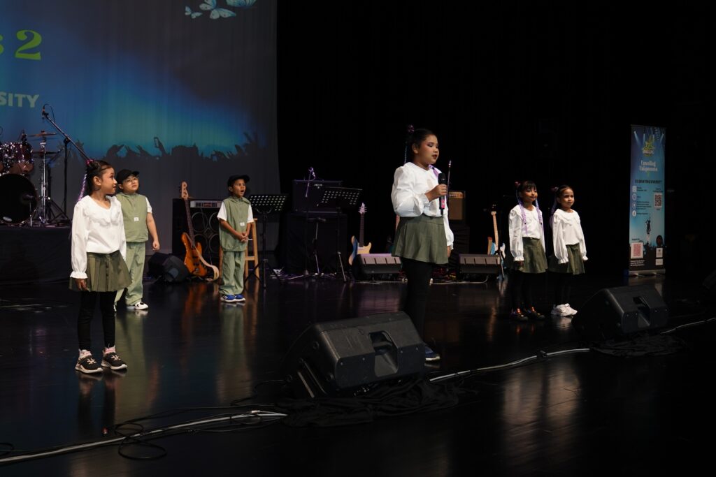 Kumpulan cilik MAGIKA, anak-anak istimewa pendengaran dan pertuturan 'menyanyi' menggunakan bahasa isyarat.