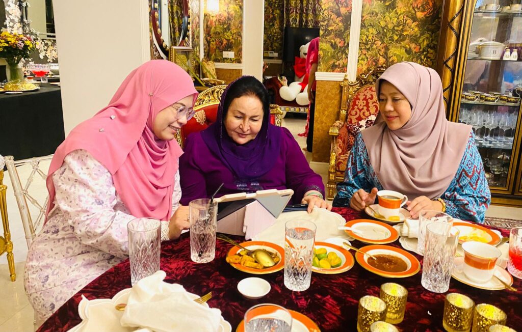 Datin Seri Rosmah Mansor Diminta Beri Pandangan Beliau Mengenai Masa Depan Anak Anak Pintar Yang Akan Menduduki Peperiksaan Pada Tahun 2026.