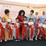 Fail Foto: Datin Seri Rosmah Mansor Berinteraksi Dengan Kanak-kanak Permata Negara, Mencerminkan Penekanan Program Ini Terhadap Pembangunan Awal Kanak-kanak Secara Holistik.