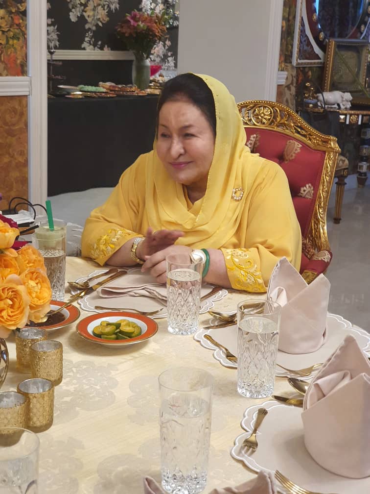 Sangat Terharu ... Dua Puluh Tahun Berlalu, Ikatan Kekal Utuh — Datin Seri Rosmah Mansor Rasa Berterima Kasih Menerima Kunjungan Pasukan Permata Negara Dalam Pertemuan Semula Yang Sarat Kenangan, Senyuman Dan Rasa Syukur.
