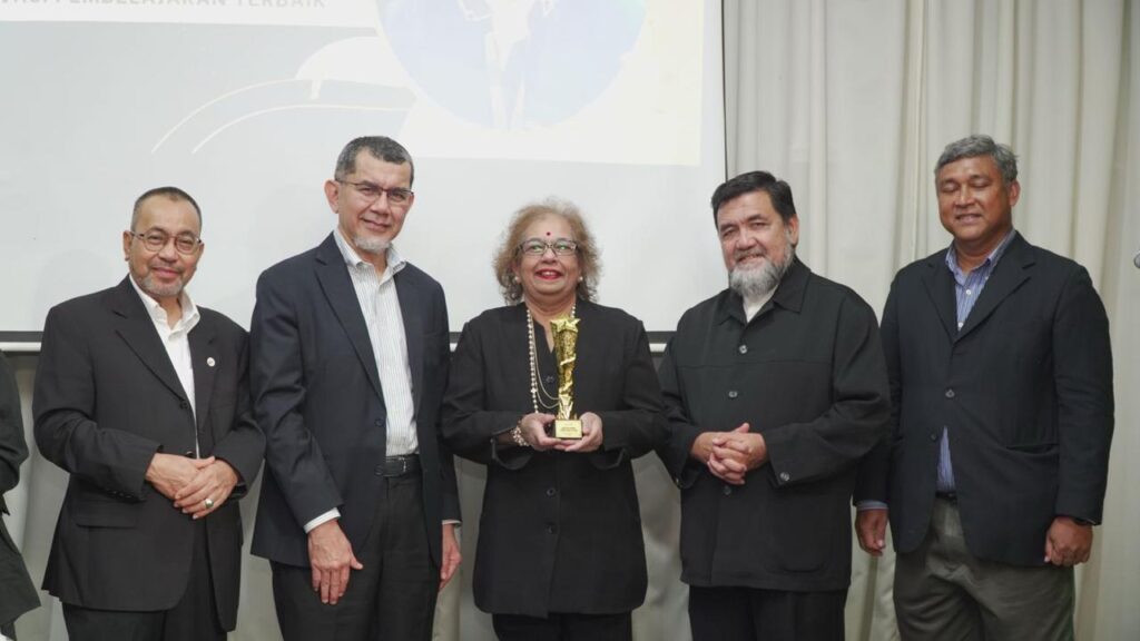One of the Successful Entrepreneurs, Rani Wemel (centre), Coo Ltt Global Communications Sdn Bhd, Posing for a Pic with Her Award and Leaders of Uniti Madani/uniti Asia Group