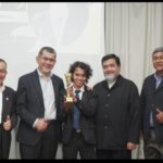 Ahmad Zulfadzli Bin Khamidi Menerima Anugerah Inspirasi Usahawan Sambil Bergambar Bersama Barisan Kepimpinan Kanan Yayasan Uniti Selepas Majlis Penyampaian Anugerah Umec.