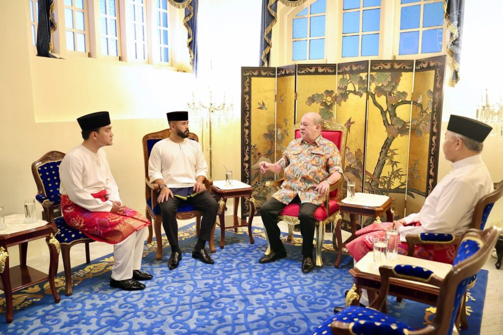 Agong-tpm-mb-tmj-nmh | Nmh Sultan Ibrahim of Johor, Who is the Current Yang Dipertuan Agong, in Discussion with Bn Chairman Ahmad Zahid Hamidi, Johor Menteri Besar Onn Hafiz Ghazi, and Johor Crown Prince Tunku Ismail During the Recent Umno 80 Years Anniversary Celebration.