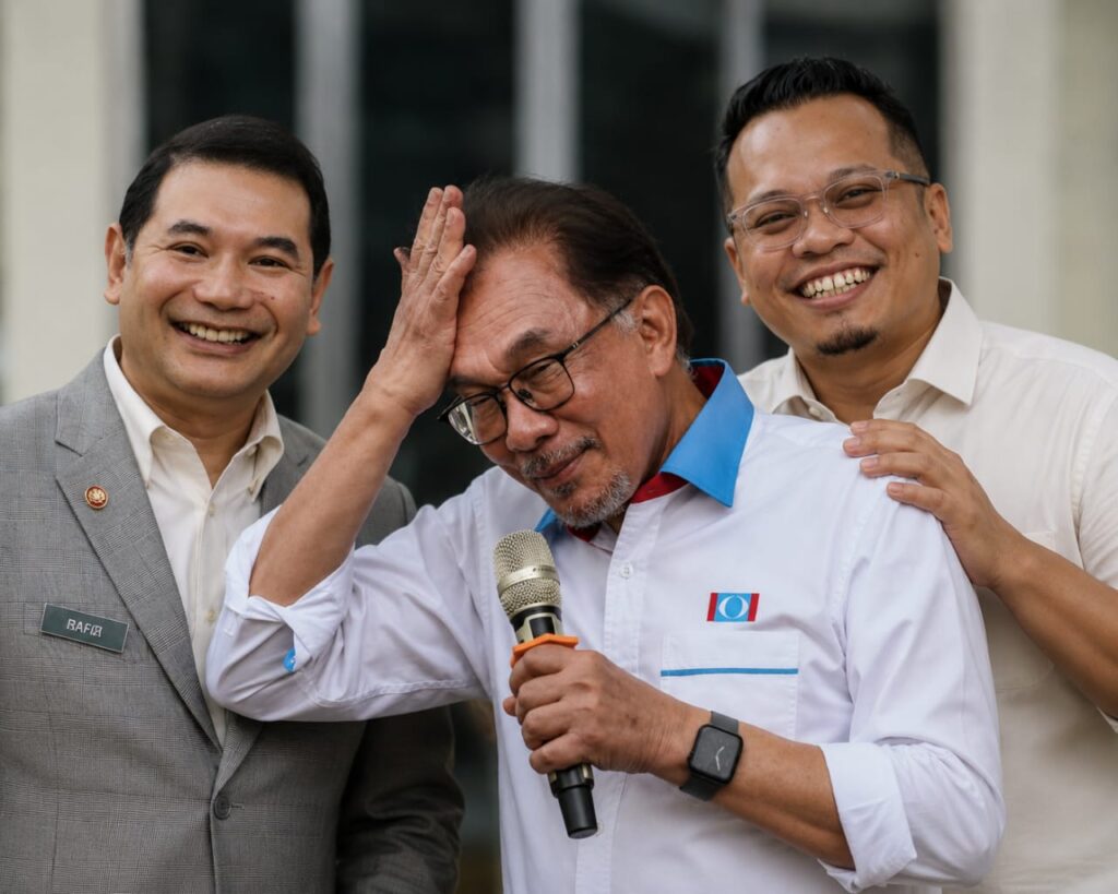 Pkr-nmh | Nmh Seen During Better Times, Anwar Ibrahim (centre) with Rafizi Ramli (left) and Nik Nazmi. Rafizi and Nik Nazmi Quit Pkr, Saying the Party Had Abandoned Its Founding Principles.