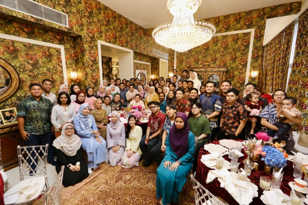 Alumni Permata Pintar Dari Pelbagai Latar Belakang Dan Generasi Bergambar Bersama Datin Seri Rosmah Mansor. Ramai Daripada Mereka Kini Melakar Kejayaan Dalam Bidang Akademik, Profesional Dan Kepimpinan, Membuktikan Bahawa Perjalanan Luar Biasa Boleh Bermula Di Dalam Bilik Darjah.