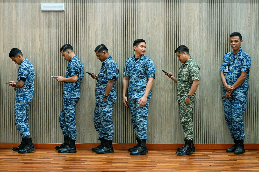 Military Personnel Line Up to Vote During Early Polling in the Negeri Sembilan State Election. the Armed Forces Became an Unexpected Talking Point in the Campaign After Remarks by Prime Minister Datuk Seri Anwar Ibrahim About the Military Drew Criticism from Some Quarters. — Nmh Pic