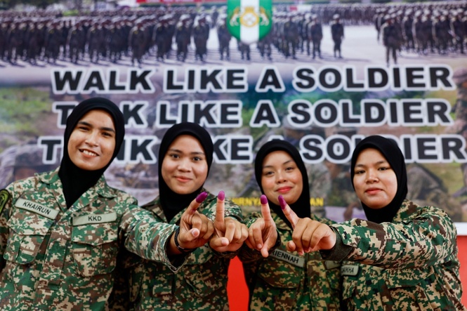Anggota Angkatan Tentera Malaysia Menunjukkan Jari Yang Dicelup Dakwat Selepas Mengundi Awal Bagi Prn Negeri Sembilan. Pasukan Keselamatan Turut Menjadi Perhatian Sepanjang Kempen Pilihan Raya Selepas Beberapa Kenyataan Mengenai Institusi Ketenteraan Mencetuskan Perdebatan. — Nmh Pic