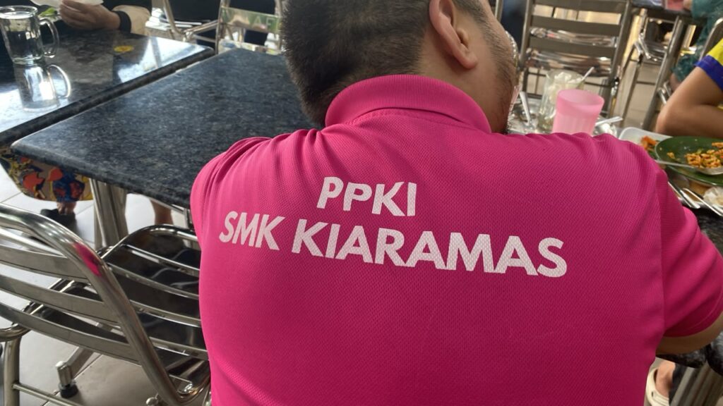 Ziqri Smk Kiaramas - Nmh | Nmh Tulisan “ppki Smk Kiaramas” Pada Baju-t Ziqri Menjadi Petunjuk Penting Yang Membantu Seorang Guru Pendidikan Khas Mengenal Pasti Beliau Dan Menghubungi Rangkaian Guru Lain Sehingga Berita Mengenai Ziqri Sampai Kepada Keluarganya.